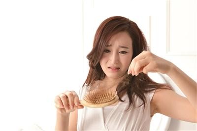 年纪轻轻就脱发？